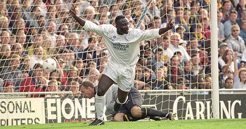 Tony Yeboah ăn mừng bàn thắng vào lưới Wimbledon